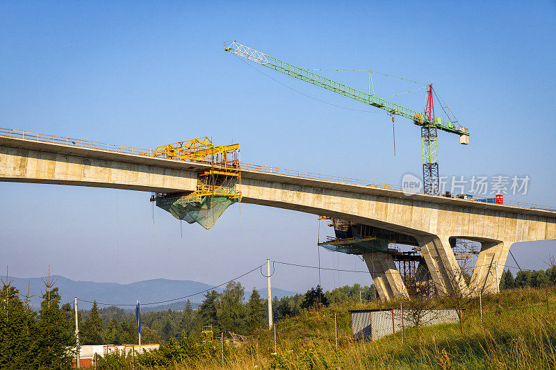 波兰Skomielna Biala新S7高速公路上的高架桥建设